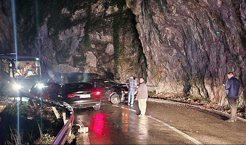 Teška saobraćajna nesreća na putu Banjaluka - Jajce, učestvovala tri vozila