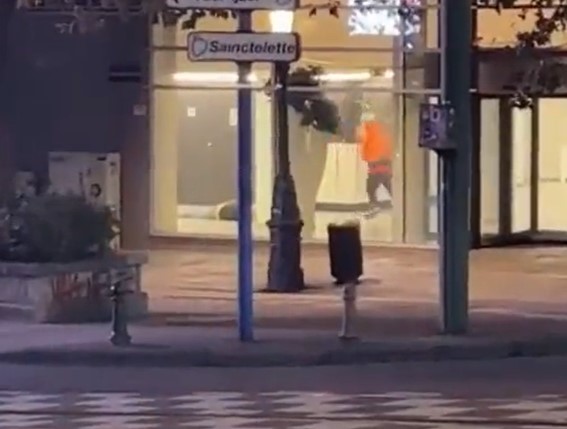 (UZNEMIRUJUĆI VIDEO) Pomahnitali ubica hladnokrvno izrešetao ljude: Objavljen snimak napada u Briselu