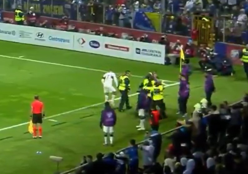 SKANDAL U ZENICI Navijač BiH uletio na teren (VIDEO)