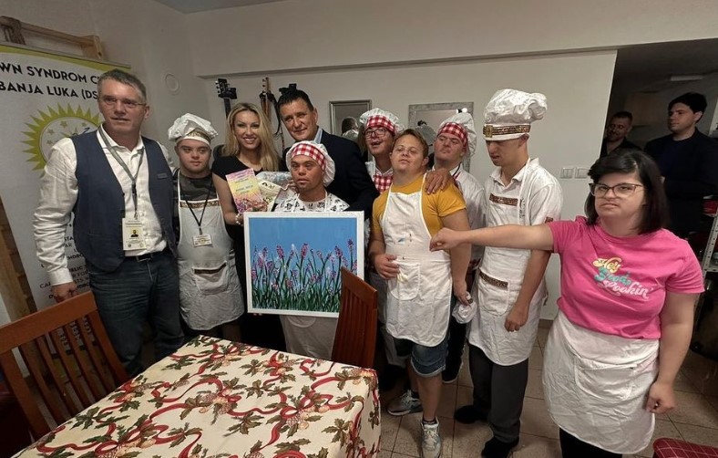"PONOSAN NA SVOJE DRUGARE" Doktor Vlado Đajić i Rada Manojlović posjetili djecu iz Daun sindrom centra Banjaluka (FOTO)