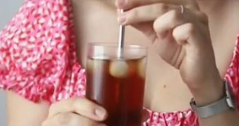 Napravila domaću koka-kolu i otkrila dugo čuvanu tajnu poznatog pića (VIDEO)