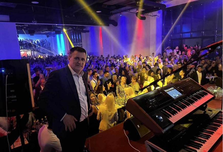 BANJALUKA BRUJI O ROĐENDANU VLADE ĐAJIĆA Na žurci plejada poznatih lica, slavljenik u zagrljaju zanosne plavuše (FOTO)