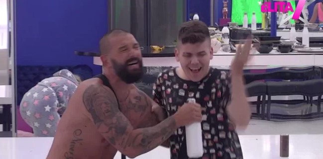 SMIJEH DO SUZA! Nikola Lakić i Uroš Stanić ukrstili glasove i svojim performansom zaprijetili da pokore cijelu estradu! (VIDEO)
