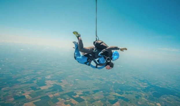 BAKA (104) IZAZIVA GRAVITACIJU Ušla u Ginisovu knjigu rekorda, pogledajte njen skok iz aviona (VIDEO)
