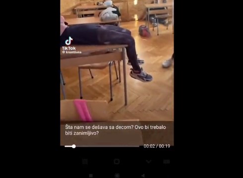 OBJAVLJEN JEZIV VIDEO Djeca “rekonstruisala” masakr koji je počinio Kosta: Snimili užas u učionici i sve objavili na TikToku (VIDEO)