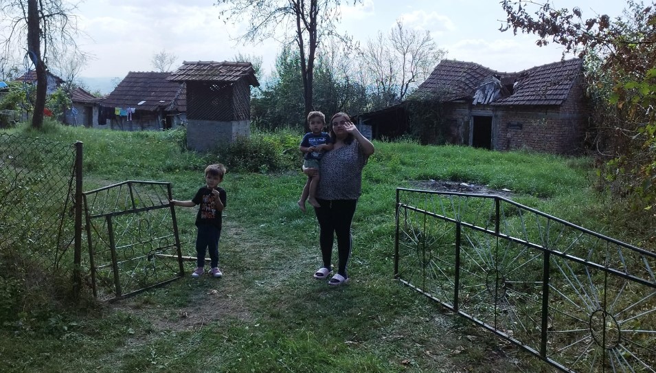 POZOVITE BROJ 1414 Nemanja i Uroš se smrzavaju u ruševnoj kući, potrebna im je pomoć humanih ljudi (FOTO)