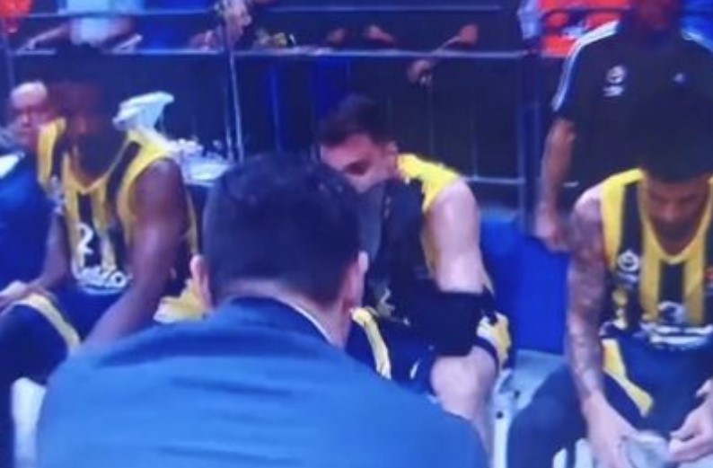 "NEMOJ DA ME J..." Itudis na srpskom psovao Gudurića na tajm-autu (VIDEO)