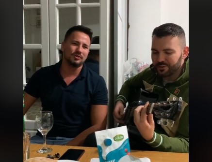 HRVATSKI PJEVAČ ZAPJEVAO HIT ALEKSANDRE PRIJOVIĆ Opis videa mnogima privukao pažnju (VIDEO)