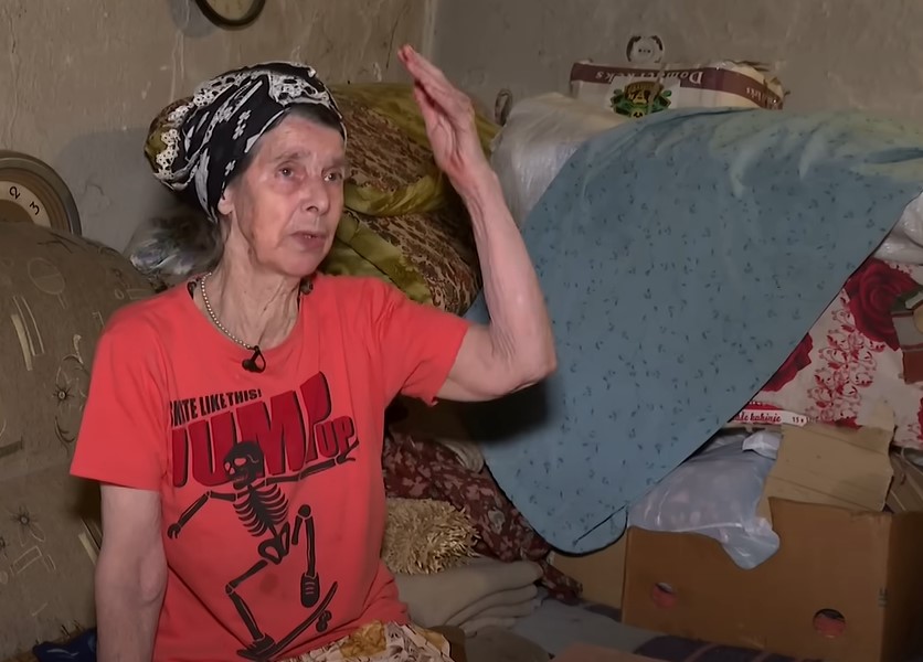 PUZI KAKO BI DONIJELA DRVA I NALOŽILA VATRU Ajku su svi zaboravili: Nemoćna starica sama i nepokretna već 5 godina (VIDEO)