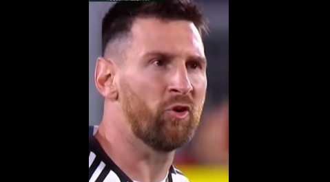 SKANDAL NA TERENU Nakon svađe pljunuo Mesija (VIDEO)