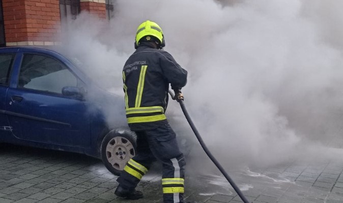 VATROGASCI NA TERENU Gorio automobil u Banjaluci (FOTO)