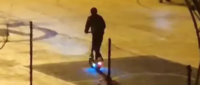 SRAMOTAN SNIMAK IZ BANJALUKE  Muškarac razbija trotinet na košarkaškom terenu, drugi snima i navija