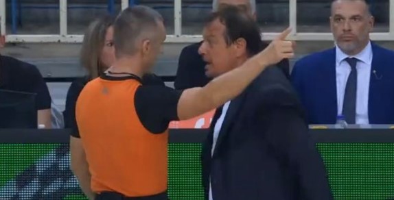 HAOS U EUROLIGI Ataman nasrnuo na sudiju, urlao na njega i na kraju ga udario po ruci (VIDEO)