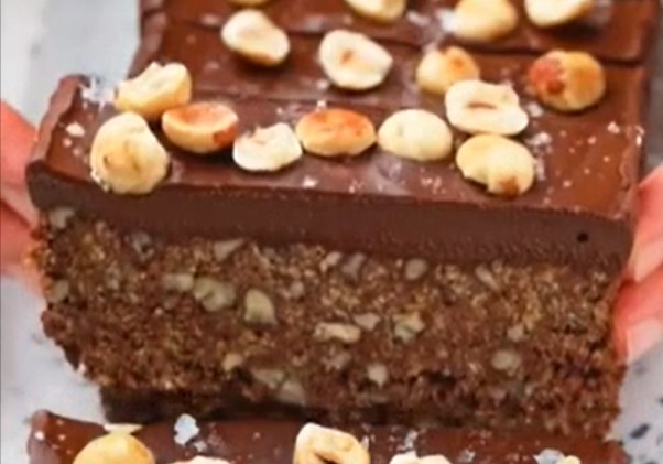 TVIKS TORTA SA PUNO ČOKOLADE I KARAMELE Rajski užitak za sve sladokusce