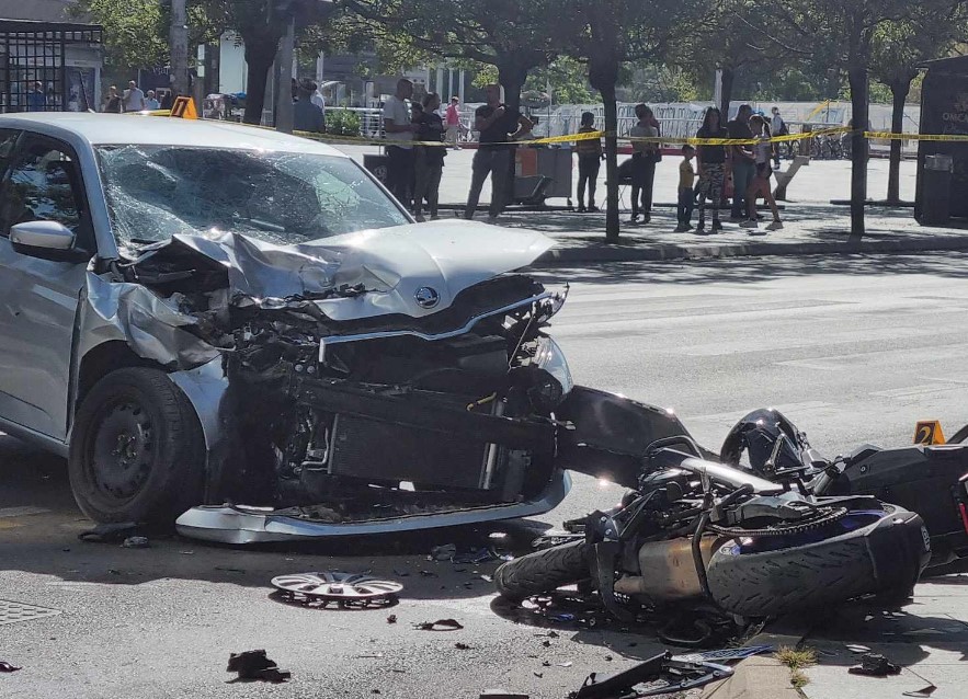 JEZIVI PRIZORI U CENTRU BANJALUKE Na kolovozu lokve krvi i dijelovi vozila: Oglasila se policija (FOTO)