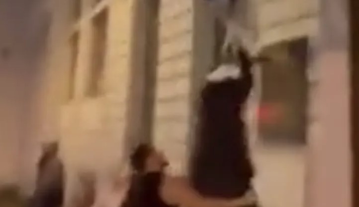 DRAMATIČNI SNIMCI IZ BEČA Kidanje zastave Izraela pa tuča (VIDEO)
