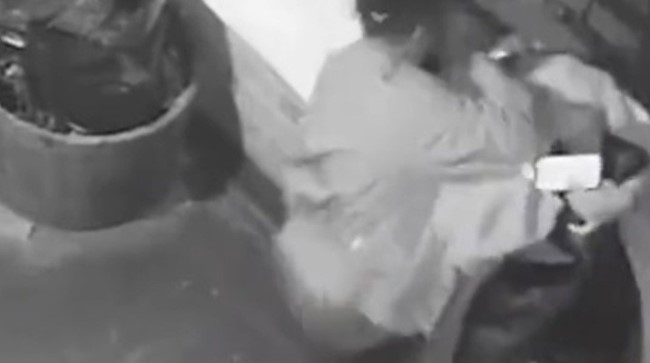 (UZNEMIRUJUĆI PRIZORI) Poznati fudbaler unakazio svoju djevojku, ona skočila sa četvrtog sprata