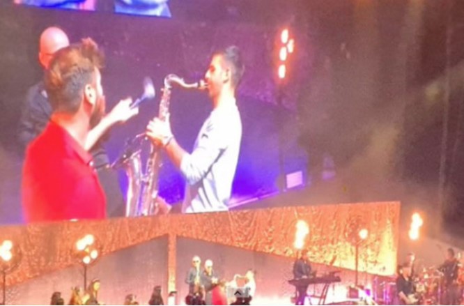 Novak Đoković izašao na scenu, pa zasvirao saksofon: Hauser će ovaj koncert pamtiti zauvijek (VIDEO)