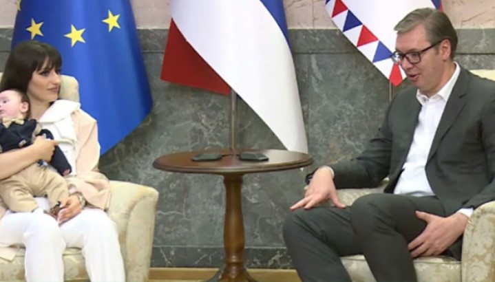 VUČIĆ NIKAD PONOSNIJI Ovo je moje kumče Lazar, danas sam ga prvi put vidio i presrećan sam! (FOTO)