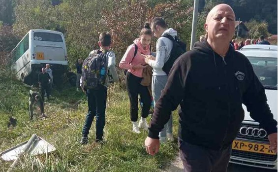 TRAGEDIJA IZBJEGNUTA “ZA DLAKU” Autobus pun djece sletio sa puta