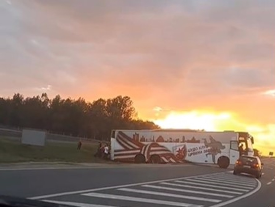 NESREĆA KOD STARE PAZOVE Autobus Crvene zvezde sletio sa puta (VIDEO)