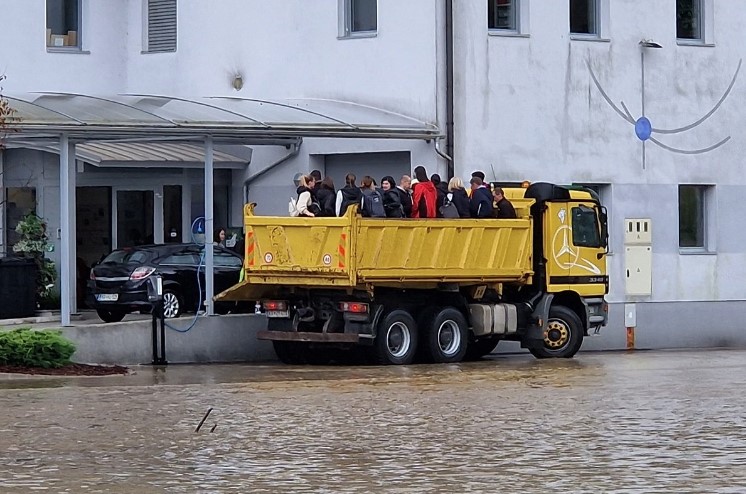 Kiša potopila Sloveniju, brojna sela odsječena (FOTO/VIDEO)