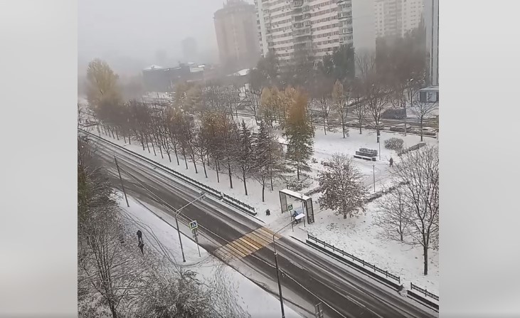 Snijeg iznenadio Moskovljane, palo skoro 20 centimetara (VIDEO)