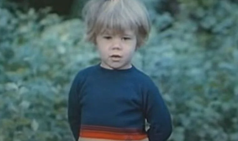 ZNATE LI KO JE GLUMAC NA FOTOGRAFIJI? Imao je samo 3 godine kada je dobio svoju prvu filmsku ulogu (VIDEO)