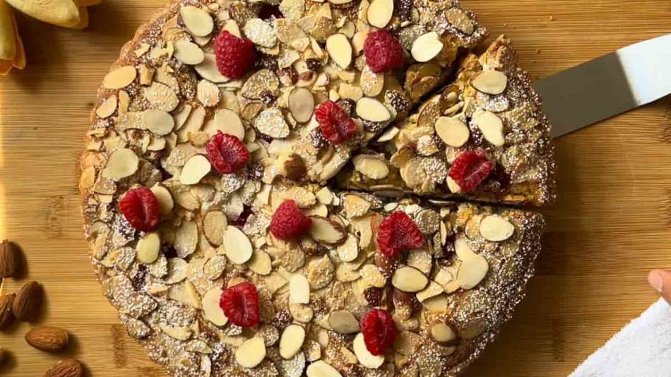 TART SA MALINAMA I LISTIĆIMA BADEMA Fantastična kombinacija kiselkastog voća i slatke korice