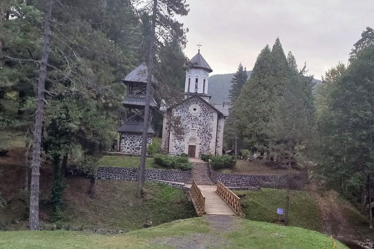 Zadužbina kralja Dragutina: Ljudi došli iz raznih krajeva da raskrče put do manastira Vozućica (FOTO)