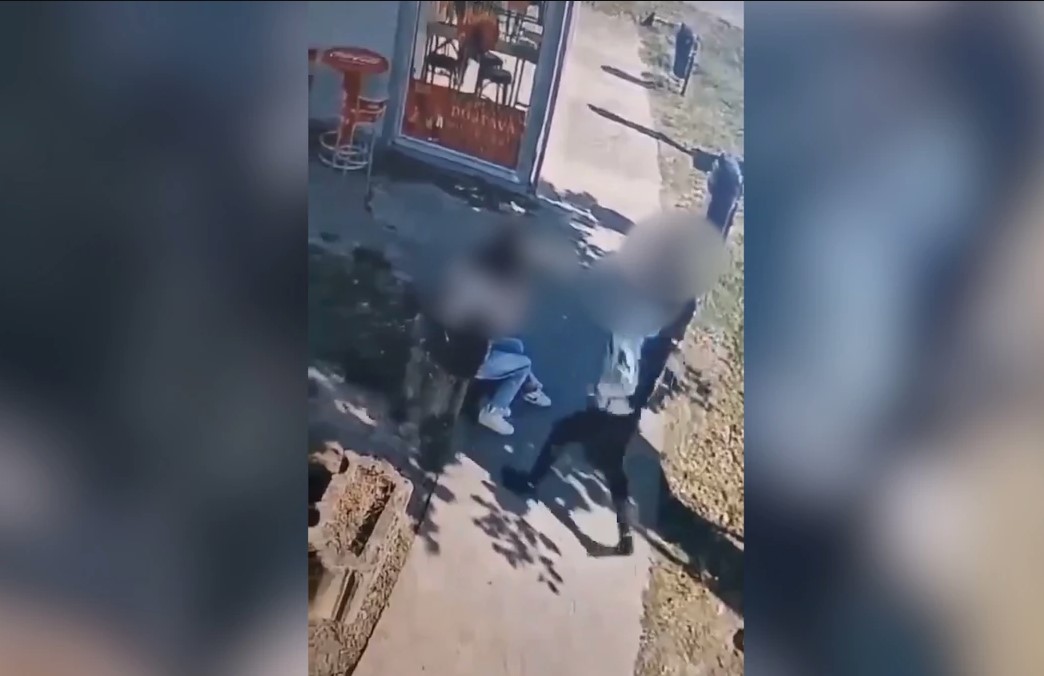 ŠIRI SE ŠOKANTAN SNIMAK VRŠNJAČKOG NASILJA Šutirao djevojčicu u glavu! Šta se dešava sa našom djecom? (VIDEO)