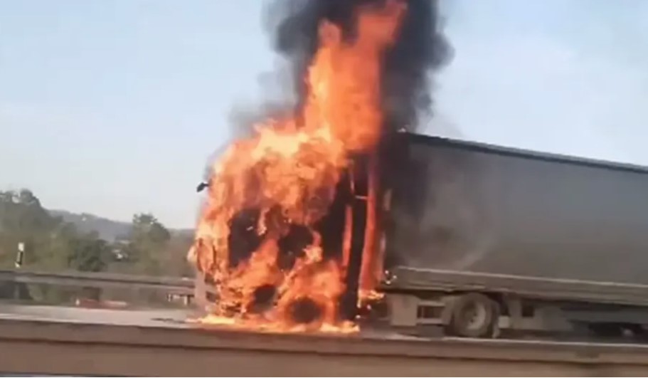 UZNEMIRUJUĆI VIDEO Vatra "guta" kamion na auto-putu, ne zna se da li je vozač izašao na vrijeme