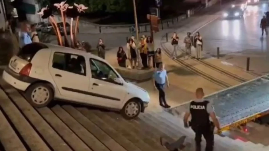 Pratila je navigaciju pa završila na stepeništu: Građani se smijali i aplaudirali policiji (VIDEO)