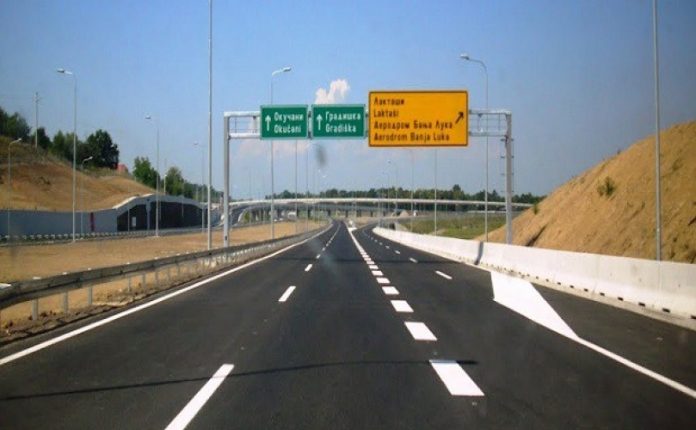 NEVJEROVATAN SLUČAJ Mrtav pijan hodao po autoputu "9. Januar"