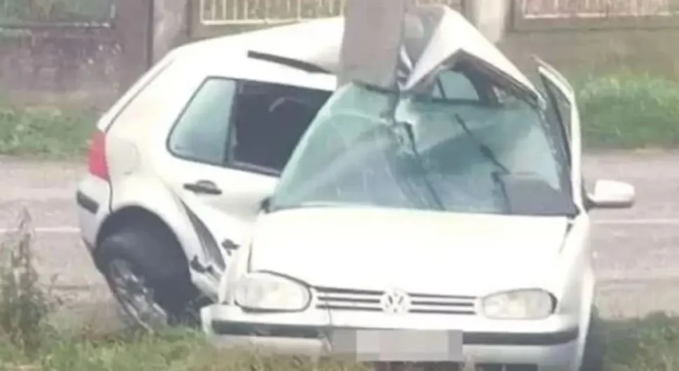 JOŠ JEDNA STRAVIČNA NEZGODA Prepolovio automobil, svi se pitaju kako je ostao živ