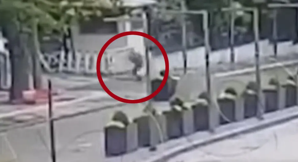(UZNEMIRUJUĆI SNIMAK) Ovo je trenutak napada bombaša na sjedište turske policije u Ankari