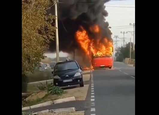 Zapalio se autobus kod Stare Pazove, požar ugašen (VIDEO)