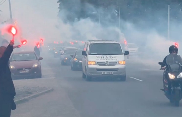 POTRESNO! Kolona ljudi ispratila povorku sa tijelom ubijenog Stefana Nedeljkovića (VIDEO)