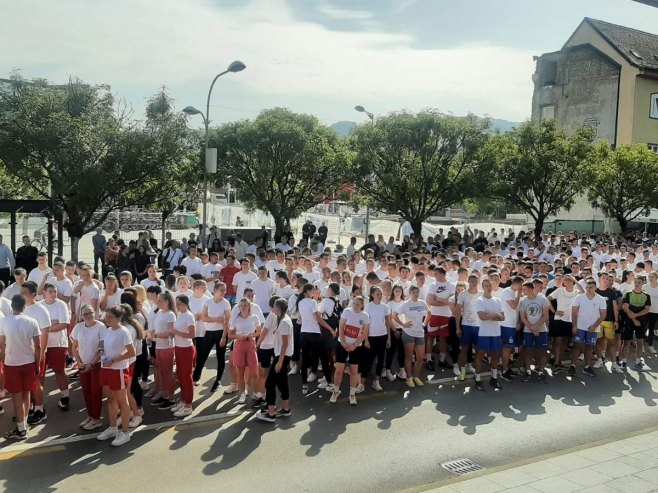 ZA DRUGARE SA KOSOVA I METOHIJE 1.500 učenika Tehničke škole trčalo u humanitarnoj trci