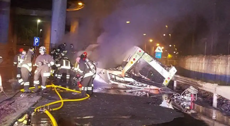 STRAVIČNA TRAGEDIJA KOD VENECIJE Autobus pao s mosta, najmanje 20 mrtvih, među njima i djeca (FOTO/VIDEO)