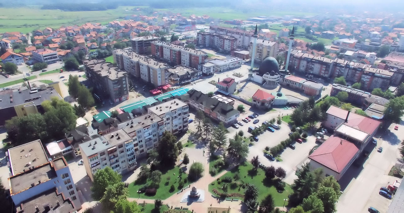 DVOJICA MUŠKARACA PRETUKLA AMIRU (25) ISPRED TC BINGA: Niko nije prišao da joj pomogne, njena djeca sve to morala gledati (FOTO)