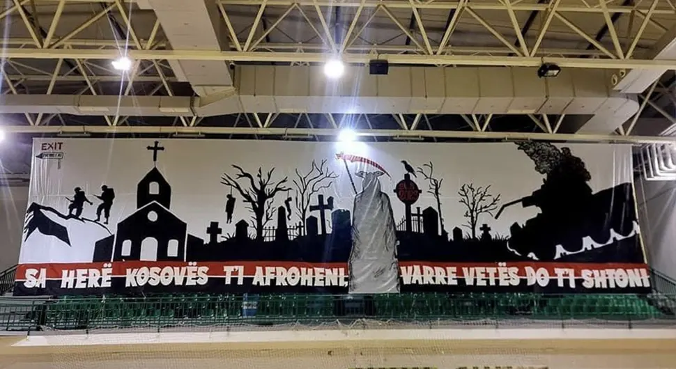 JOŠ JEDAN SKANDAL Obješeni Srbi, groblje i tenk - Užasne prijetnje navijača sa Kosmeta (FOTO)