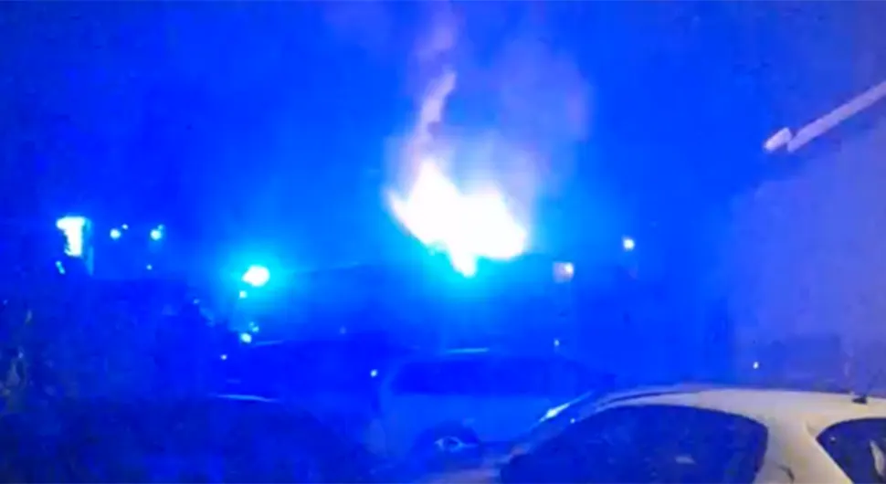 Zapalila se kuća u Derventi: Troje vatrogasnih kola se borilo s vatrom