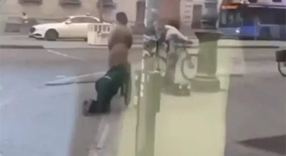 Vodila čovjeka na povocu kroz grad, ljudi u nevjerici snimali (VIDEO)