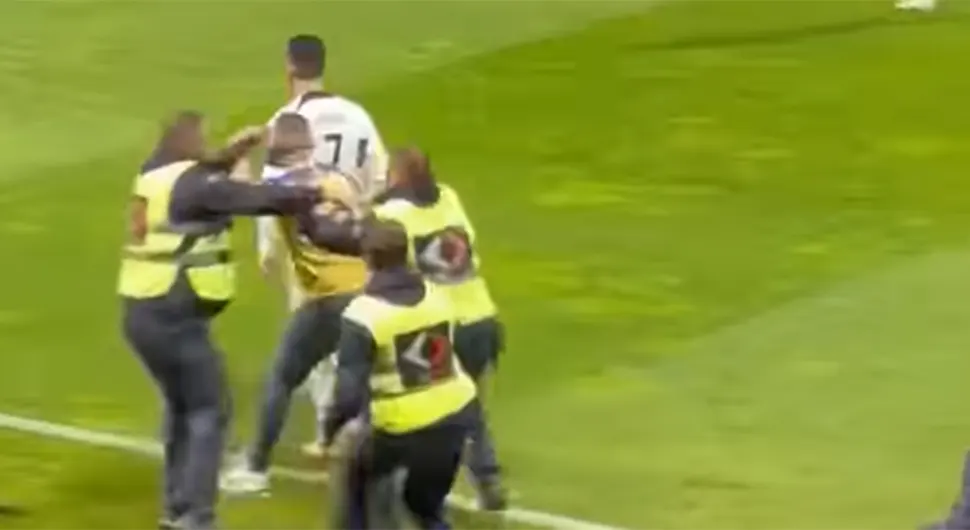 ŠTA JE POKUŠAO? Nasrtanje na Ronalda iz drugog ugla: Nije ga udario navijač (VIDEO)