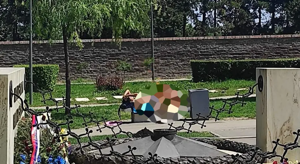 GDJE ĆE JOJ DUŠA?! Skinula se u bikini i sunčala se na groblju (FOTO)