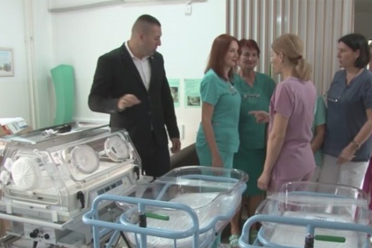 Zvorničkoj bolnici dodijeljen transportni inkubator za prijevremeno rođene bebe