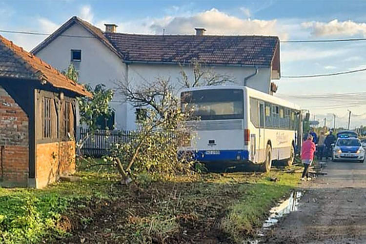 SAOBRAĆAJKA U BIJELJINI Vozač izgubio kontrolu nad autobusom i udario u kuću