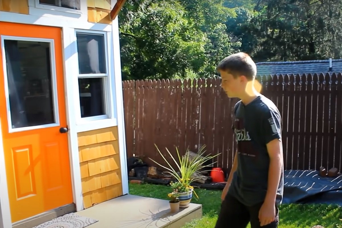 SAM UŠTEDIO NOVAC Dječak (13) na osam kvadrata sagradio kućicu iz snova (VIDEO)