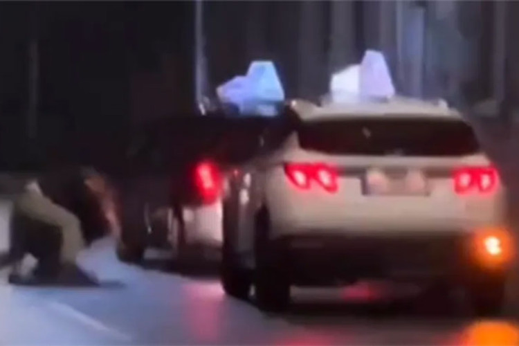 Taksisti se potukli na ulici, a komentari na mrežama urnebesni (VIDEO)